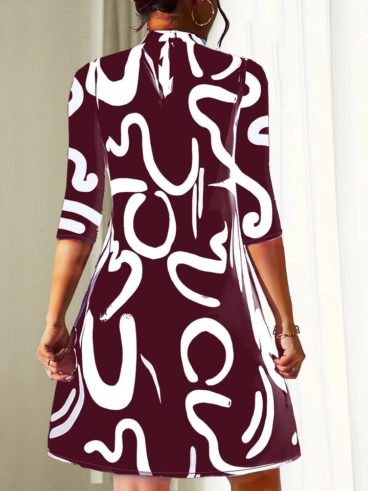 Damenkleid mit abstraktem Muster und Stehkragen