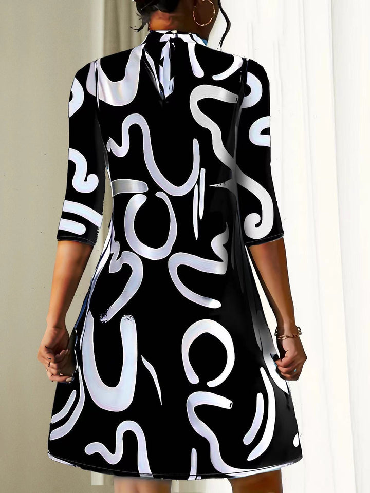 Damenkleid mit abstraktem Muster und Stehkragen
